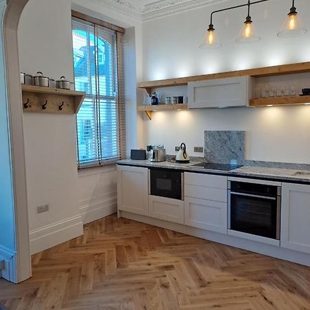 Spinnaker - Self Catering Apartment, Tenby Extérieur photo